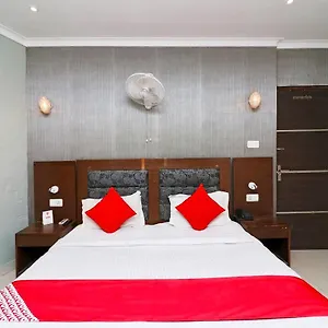 Hotel Oyo Metro Tower Near Ambience Mall